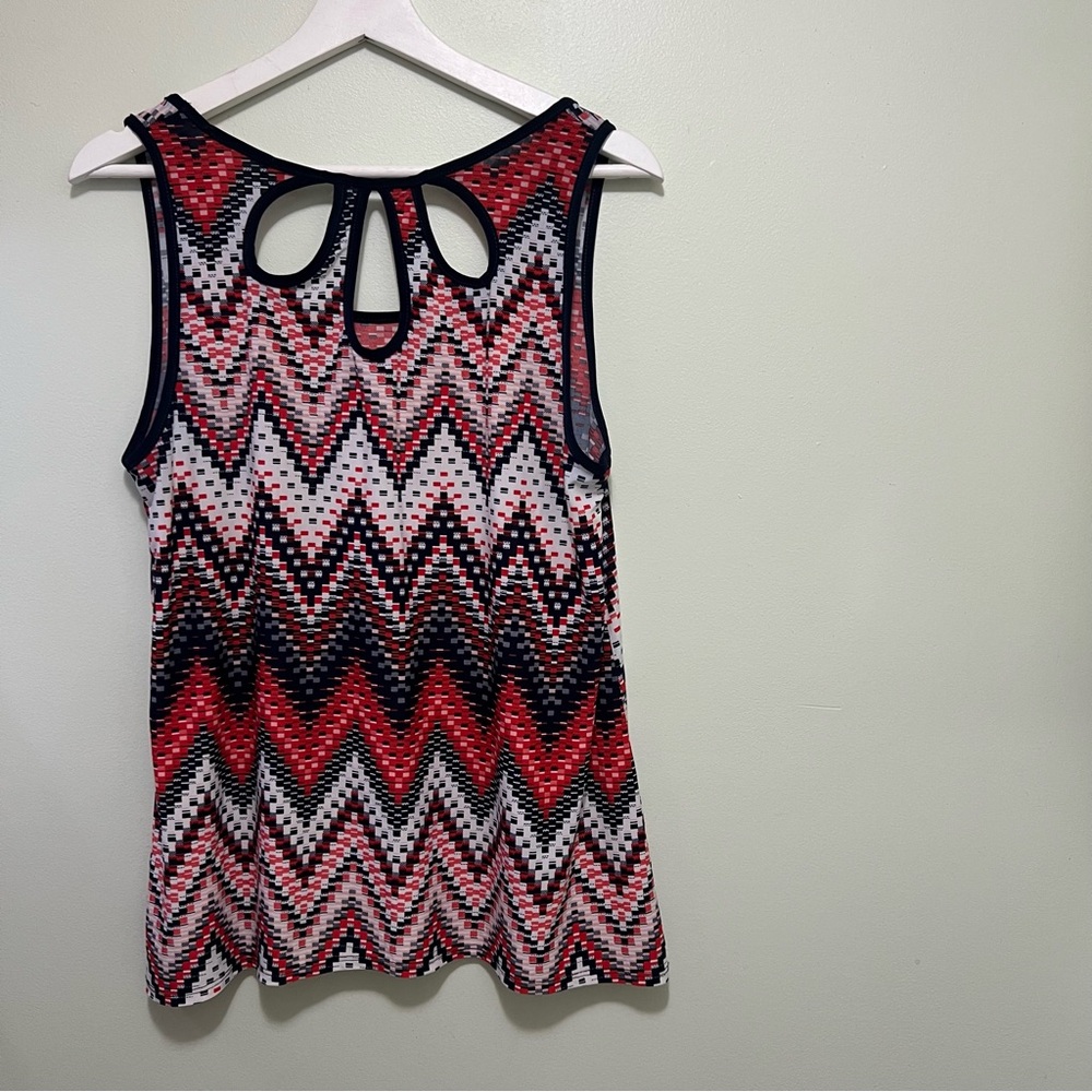 PREOWNED | Rue Juju Sleeveless Chevron Print Top – Size Medium – Made in 🇺🇸